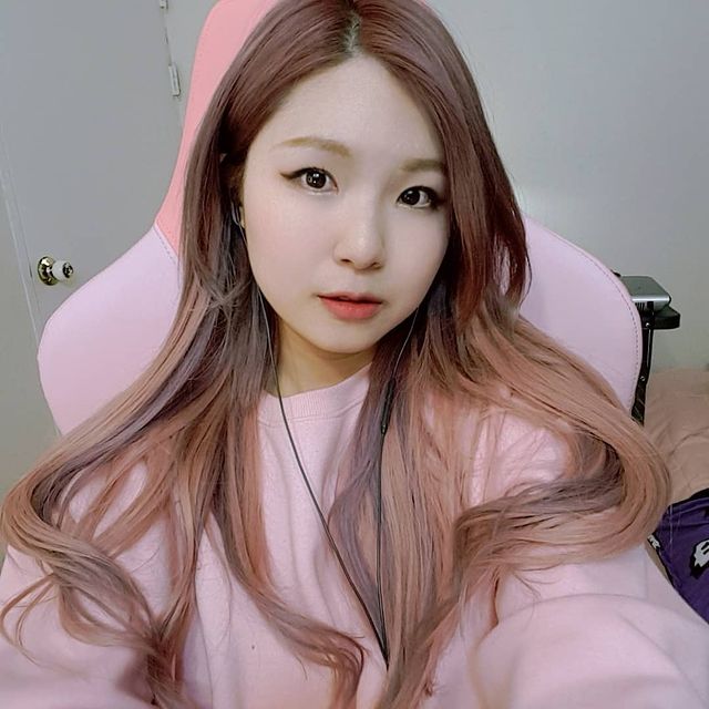 hachubby sitting on her pink streaming chair wearing a pink sweat shirt